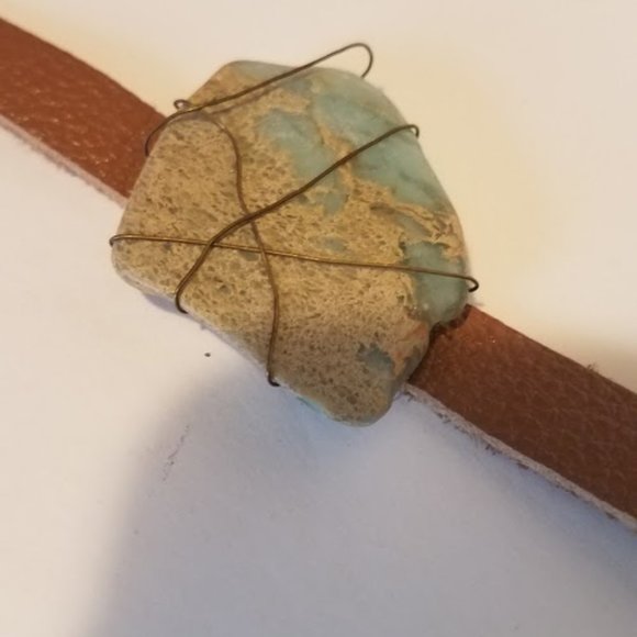 Stone and wire bracelet on leather band - Picture 6 of 8